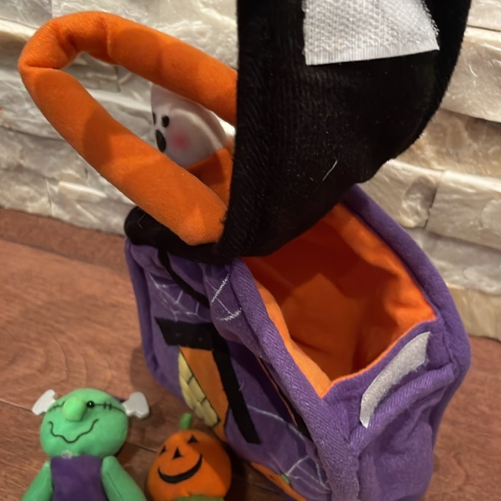 Halloween Plush House with Finger Puppet Characters - Picture 4 of 7